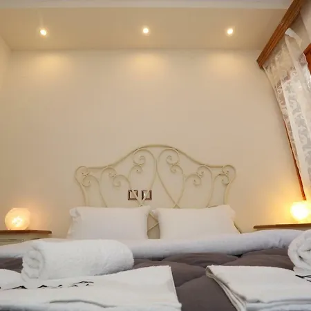 Kyana Big Blue Apartment